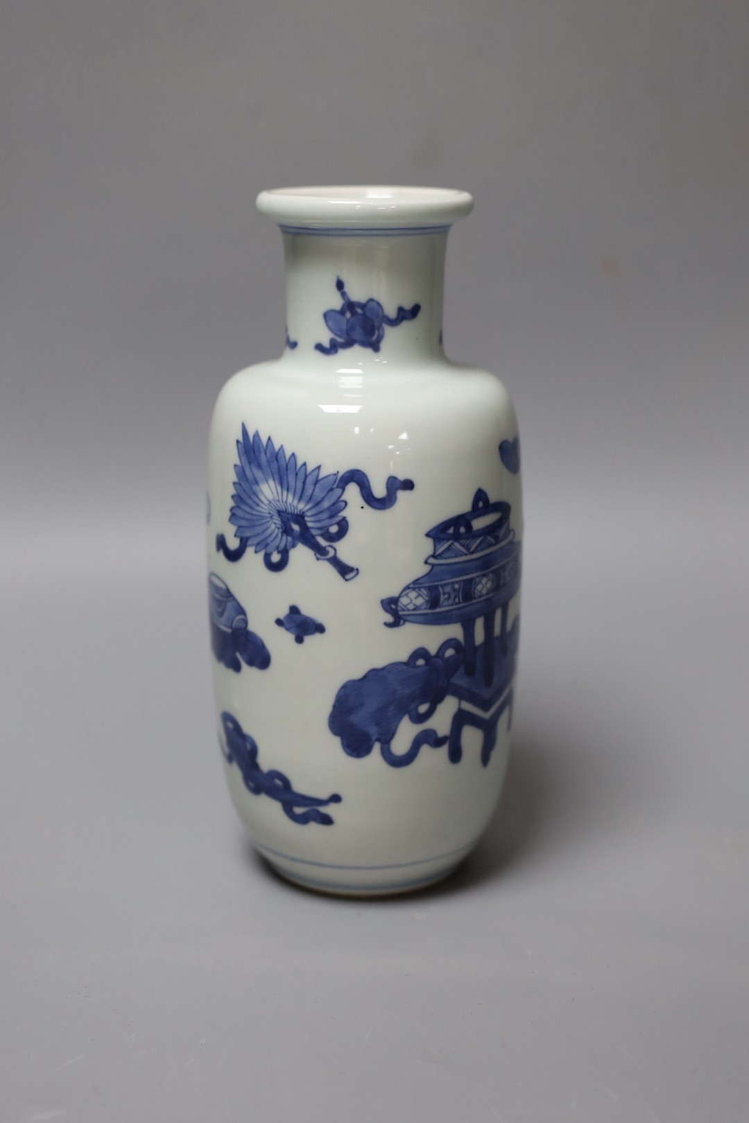 A Chinese blue and white ‘Antiques’ vase, 19.5 cms high.